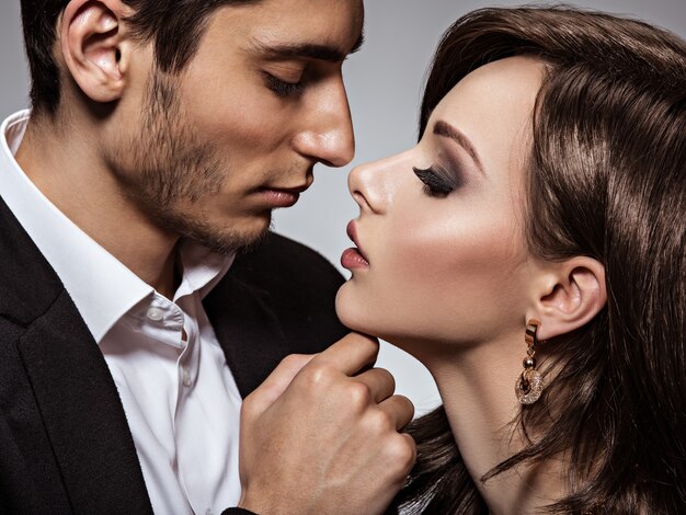 Apps, trucos y métodos para descubrir si tu pareja coquetea en TikTok